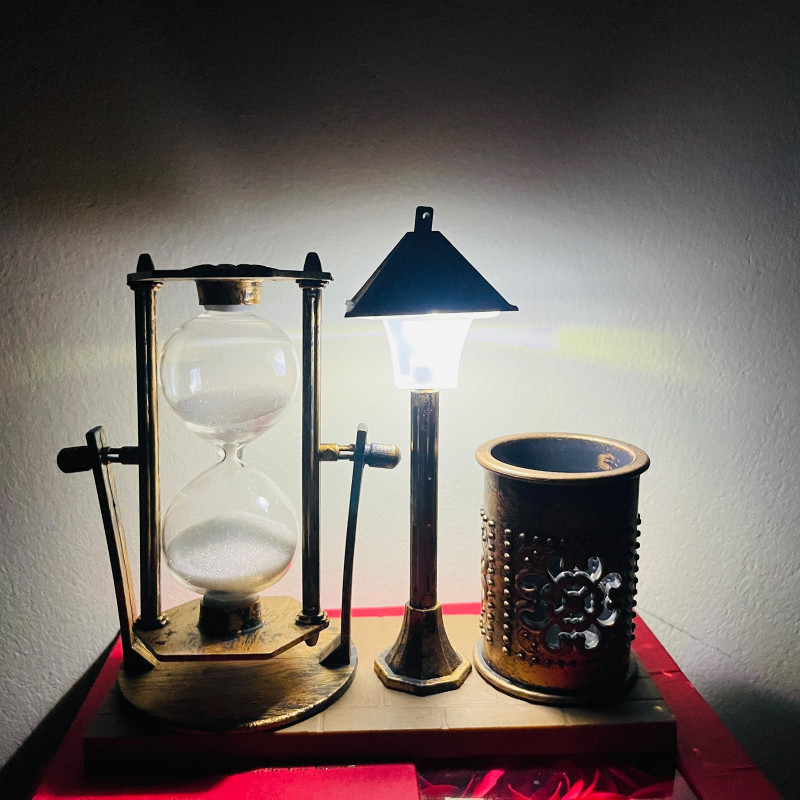 Street Lamp Pen Holder With Sand Watch For Table & Room Decoration