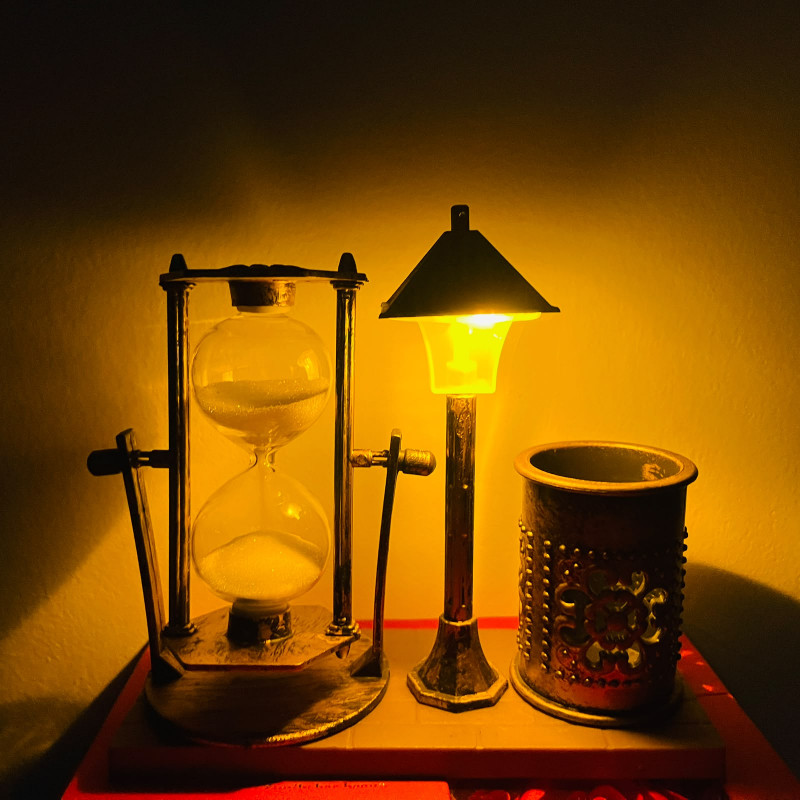 Street Lamp Pen Holder With Sand Watch For Table & Room Decoration