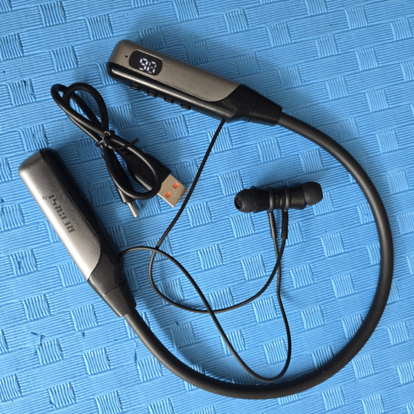 Recrsi Neckband 200hrs Wireless Earphones